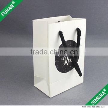 Custom Multicolor Printed Packaging Paper Bag for Clothing photo-2