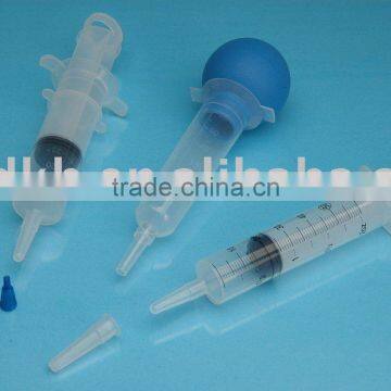 Safe and high quality disposable irrigation syringe