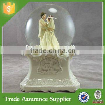 2015 hot sell new products white resin wedding snow globe for sale