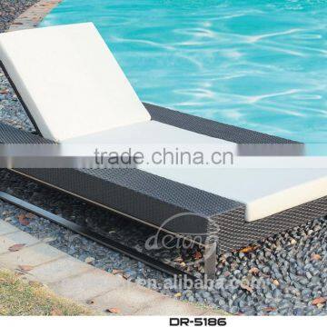 outdoor rattan sun bed with cushion / outdoor furniture/ wicker sun bed