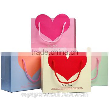 cheap heart shape paper packaging gift bags fashion design with handles