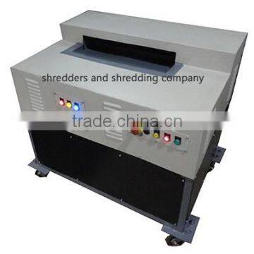 shredding machine_papers and plastic cards