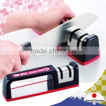 Easy to use compact diamond sharpener for reviving blade sharpness