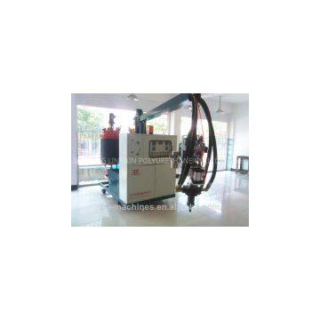 Polyurethane foaming machine for imitation wood