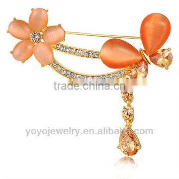 Wholesale buterfly design gold crystal brooch pin