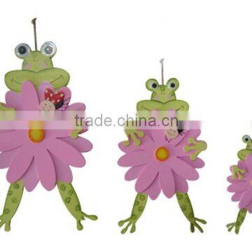 Easter Wooden frog with flower hanging ornaments for home decoration