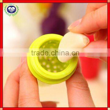Garlic Press Peeler Crusher Presser Twist Kitchen Helper Gadget Cutter Hand Tool photo-3