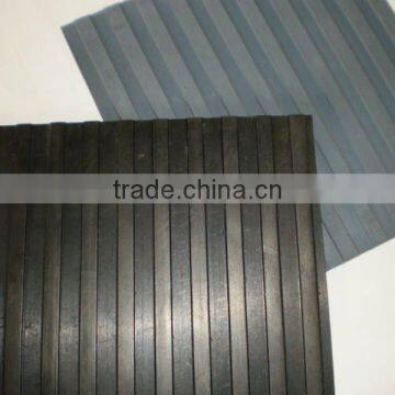 Wide ribbed rubber mat