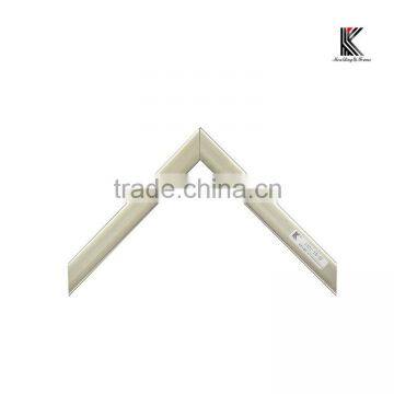 Fine wood picture frame moulding