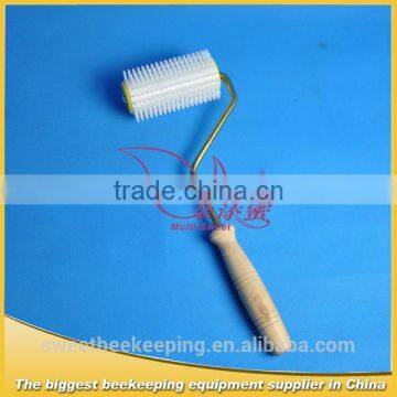 Beekeeping Equipment Wood Handle Hive Tool Honey Uncapping Roller