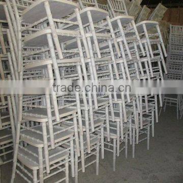 Большие запасы непокрашенных деревянных банкетных стульев chiavari (chivari)