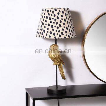 Wholesale new arrival exquisite resin craft gifts desk light home decorative modern bedside table lamp