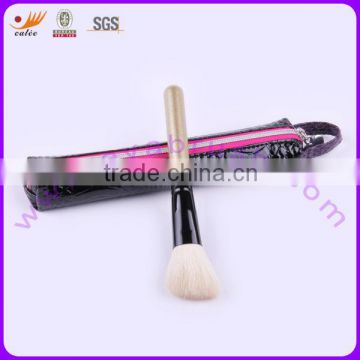 White Hair Blush Brush with Individual Smaill Pouxh