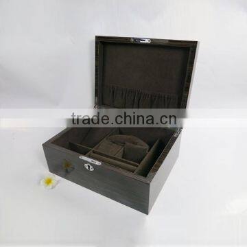 Catch-locked multi watch box for retail