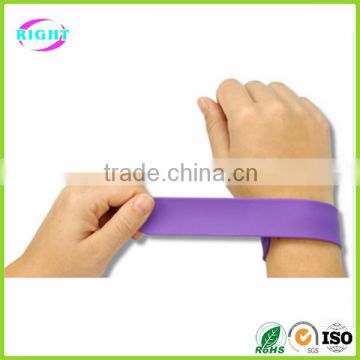 2016 hot promotional silicone slap band