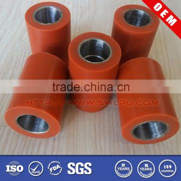 Moulding injection vulcanized rubber roller with metal bushing