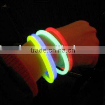girl glowing bracelet