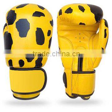 The special selected senior Muay Thai kickboxing boxing gloves