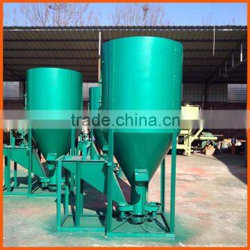 Vertical livestock feed mixer