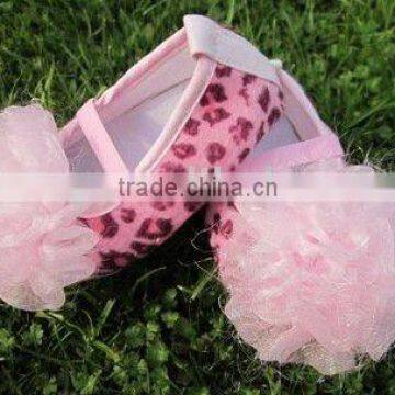 Hot selling pink leopard baby shoes with flower/ flat baby crib shoes