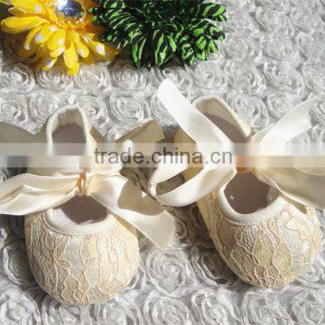 Wholesale baby girl shoes ivory baby lace shoes with bow in stock