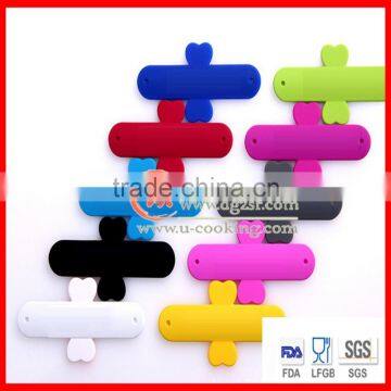 Promotion gifts one touch silicone slap phone stand