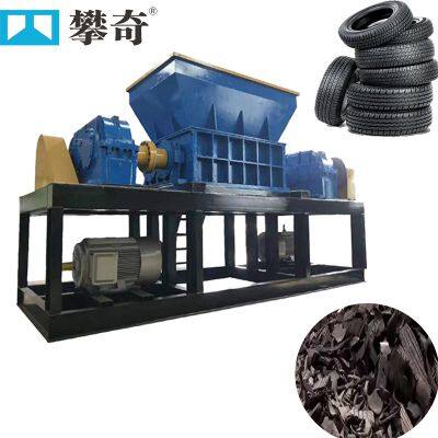 Broyeur industriel à double arbre. Broyeur de plastique usagé. Broyeur de pneus d'automobiles usagés pour le recyclage des déchets. Atelier de recyclage de pneus. photo-1