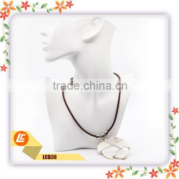 China Alibaba Wholesale Fashion Shell Pendant Leather Cord Necklace