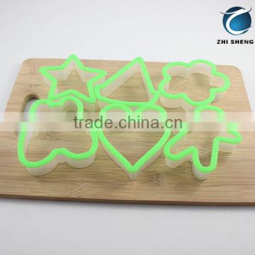 PLASTIC COOKIE CUTTER SET