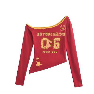 Amerikanische Hot-Girl-Style-Briefdruck-Langarm-T-Shirt für Frauen, neues Design für den Herbst 2024, V-Halsausschnitt, Schulterfreier, Oberteil mit unregelm??iger Schneide