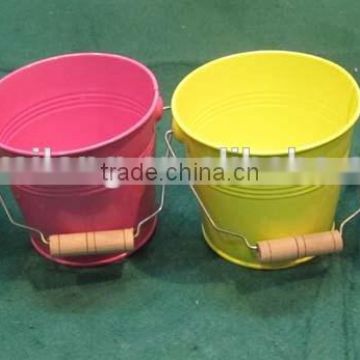 2015 Trade show hottest/Colorful Small Bucket/Garden Metal Flower Pot with wooden handle