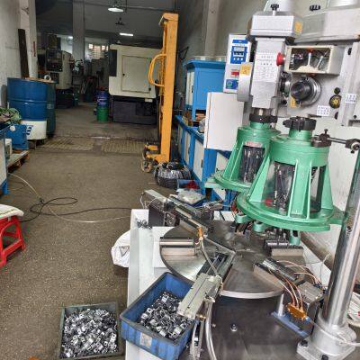 Вibrating disc feeding fully automatic tapping machine - Вращающаяся резьбовая машина