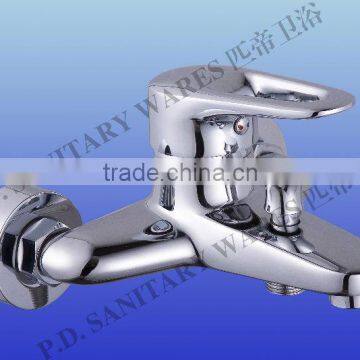 Single handle bath faucet