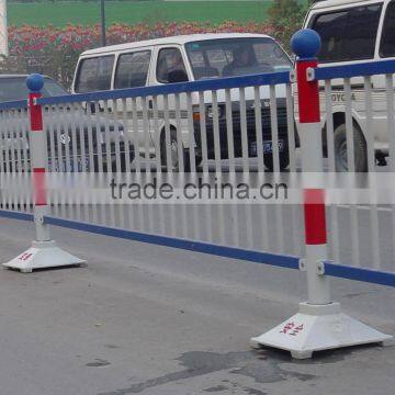 Easily assembled steel highway guardrail for traffic