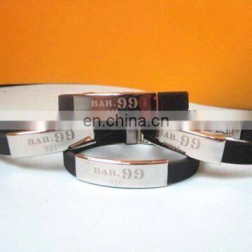 Customized one heart silicone wristband with metal clip and laser logo