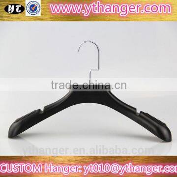 YY0537 manufacturers bulk black plastic clothes hanger laundry plastic hanger