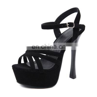 Женские сплошные туфли-сапожки с вырезом и крестовидными ремешками на платформе и высоком каблуке