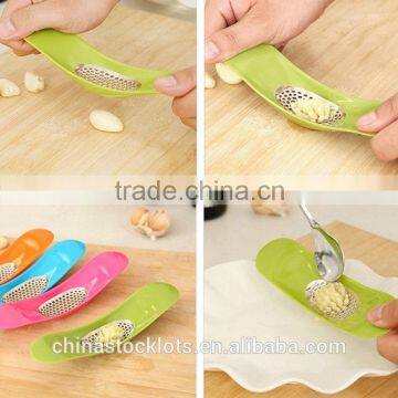 Good quality low price kitchen tools zinc alloy garlic rocker crusher press wholesale as seen on TV