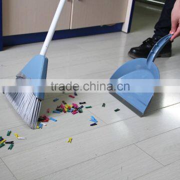 Plastic scopa with dustpan