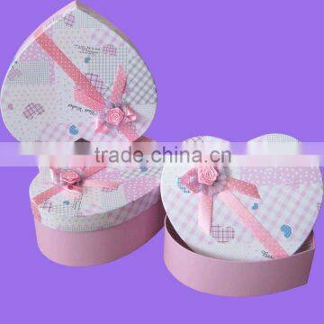 Heart shaped wedding favor paper gift box with bowknot