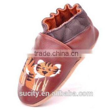 China Baby Leather Shoe With Tiger Embroidered