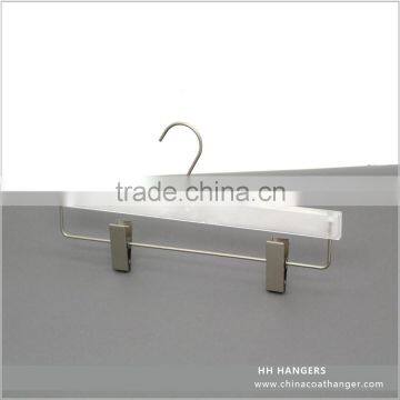The white plastic bottom hanger with 6*2cm flat metal clips