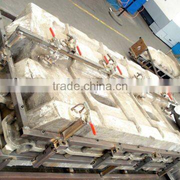 Mold for traffic barrier , road barrier