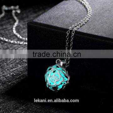 Blue chunky flower shaped necklace with the Luminous pendants glow in the dark necklace                        
                                                Quality Choice