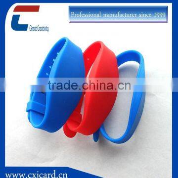 Long range rfid bracelet for swimming pool