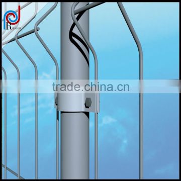 Powder coated wire mesh fence with folds