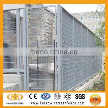 Fences made of galvanized grating