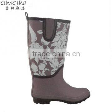 Rubber rain boot women fashion boot has split joint and has white flower printed