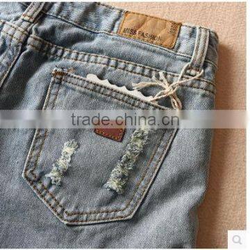 The Summer of 2015 LADIES SHORTS Denim Shorts Are a Frayed Hem the Denim Shorts