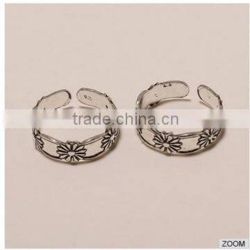 T0007-925 SOLID STERLING SILVER BEAUTIFUL FLOWER DESIGN LIGHT WEIGHT TOERING2.36